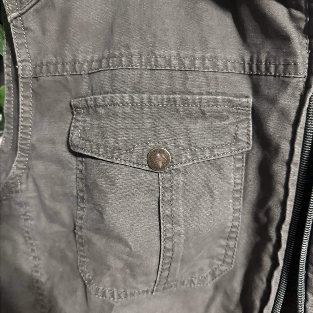 Vest - Picture 5 of 6